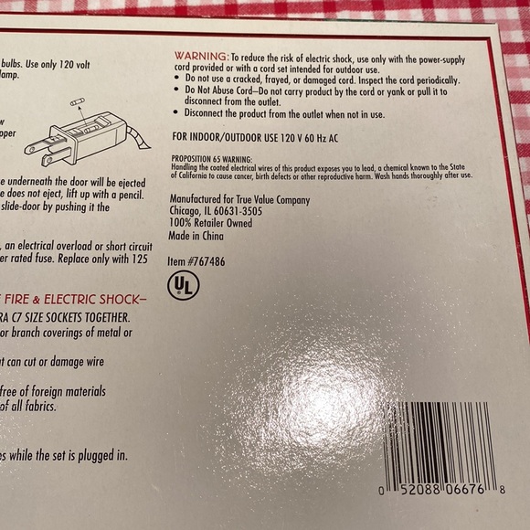 String of 25 red lights on green wire New in box. Never used. - Picture 4 of 9